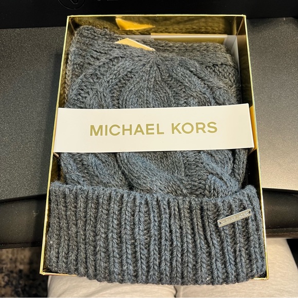 MICHAEL KORS GRAY KNIT SCARF & HAT 2 PIECE GIFT SET - NWT - Picture 7 of 12